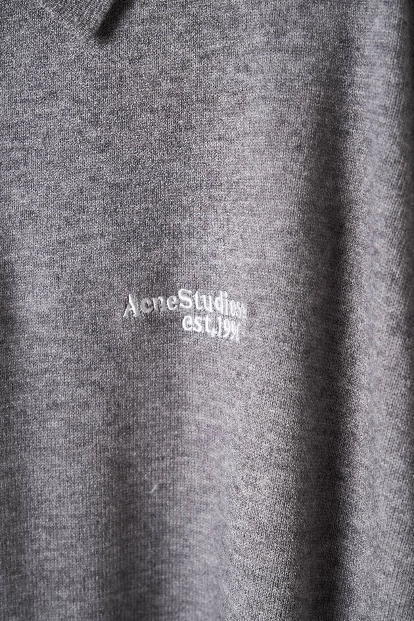 [Real auction] Acne Studios logo embroidered knitted polo shirt [In Stock] S M L The fabric is made of wool + yak hair blend. The wool ensures skin-friendly warmth and breathability. The yak hair improves the stiffness and wrinkle resistance of the fabric. It combines softness and pattern support. High-density jersey knitting technique is used. The yarns are finely intertwined. There are no excess floating threads on the surface. It feels soft and waxy and does not scratch the skin. It has a moderate weight and can be worn alone in spring and autumn. It can be worn as an inner layer in winter without feeling heavy or bulky. Ready-made garments undergo pre-shrunk + soft finishing processes to prevent shrinkage during the first wash while neutralizing the roughness of the fabric and maintaining long-term smoothness. Ready-to-wear deodorization treatment removes odors from new materials. Adopts a three-dimensional and slightly loose version. The shoulder line falls naturally. Suitable for different shoulder shapes. Garment length reaches hips. Modifies body proportions. Not picky about body shape. Ribbed closing process. High-elastic rib knitting for cuffs and hem. Precision sewing seams. The embroidery process on the left chest "Acne Studios est" adopts computerized precision flat embroidery + three-dimensional thread filling process. The embroidery thread is made of high-twist polyester thread, which is friction-resistant and does not fade. The embroidery edges are neat and burr-free. The stitch spacing is even (about 8-10 stitches/cm) for a full sense of recognition and sophistication. The whole garment is sewn with high-density double-thread overlock. The stitch spacing is 0.3-0.5cm. Key parts (shoulder seams, side seams) are reinforced with double threads to prevent open threads. The inner hemming treatment reduces friction and improves wearing comfort. The dyeing process adopts alcohol black fixation dyeing technology. The dye penetrates into the fiber and undergoes multiple fixation treatments. It is not easy to lose color during washing and cross-color to maintain the purity of Black.